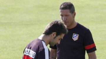 <b>FE. </b>Simeone contempla a Adrián durante un entrenamiento.