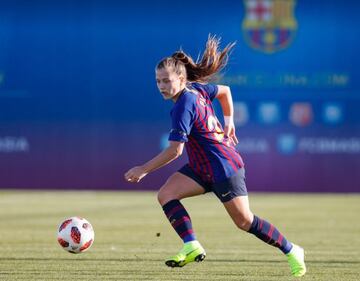 Claudia Pina (18 años) es una de las joyas de La Masía que acaba contrato esta temporada y que no tiene sitio en el primer equipo azulgrana. Con un gran olfato goleador, se trata de una jugadora de máxima proyección para la delantera del Real Madrid, tras demostrar su valía en las categorías inferiores de la Selección, con las que no se ha cansado de cosechar goles y éxitos. 