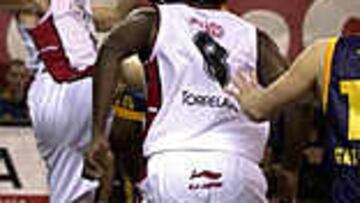 <b>EL MEJOR DE LA JORNADA. </b>El pívot del Lobos Cantabria espera para atrapar un rebote.