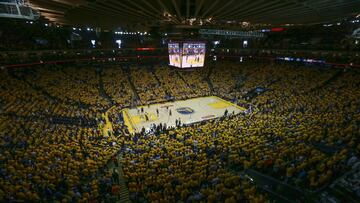 OAKLAND, CA - JUNE 07: General view of Game Two of the 2015 NBA Finals between the Cleveland Cavaliers and Golden State Warriors at ORACLE Arena on June 7, 2015 in Oakland, California.  (Photo by Cem Ozdel/Anadolu Agency/Getty Images) PANORAMICA VISTA GEN