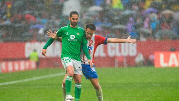 Isco protege el balón.