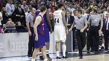 El trío arbitral tras revisar el Instant Replay en la final de la Copa del Rey entre el Real Madrid y el Barcelona.