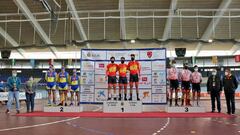 Alfonso Cabello posa junto a Sergio Aliaga y Juan Peralta tras proclamarse campeones de Espa&ntilde;a de velocidad por equipos en los Campeonatos de Espa&ntilde;a de Ciclismo en Pista de Tafalla.