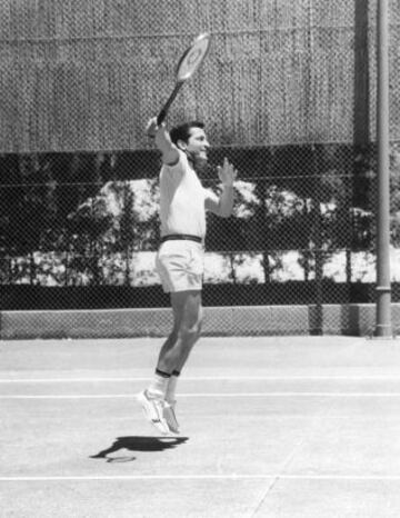 Suárez jugando al tenis.