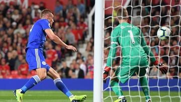 De Gea mira impasible el remate de Vardy.