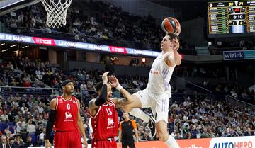 Mario Hezonja se prepara para machacar el aro, como había hecho segundos antes, aunque esta vez los árbitros habían parado el juego. 