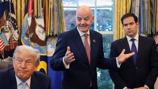 Donald Trump, Gianni Infantino y Marco Rubio, en orden de izquierda a derecha, durante la presentación del FIFA PASS en la Casa Blanca.