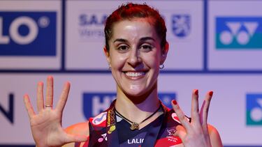 Carolina Marín señala con las manos los ocho títulos europeos de su palmarés tras conquistar el último en Saarbruecken, Alemania.