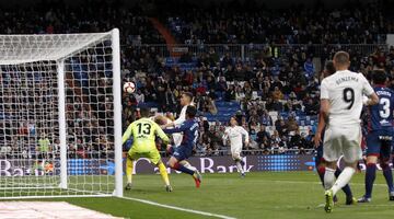 ¡¡MARCA CEBALLOS!! ¡Centro perfecto desde la derecha de Bale con el exterior que recibe Benzema en el segundo palo y la deja perfecta de cabeza para que el sevillano la empuje en el área pequeña!