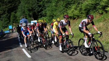 El ciclista neozelandés del UAE Emirates George Bennett lidera el pelotón durante la séptima etapa del Tour de Francia entre Tomblaine y La Super Planche des Belles Filles.