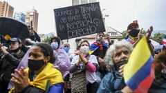 Demonstrators take part in a protest against the government of the Colombian President Ivan Duque, outside a hotel where the Inter-American Commission on Human Rights is evaluating if there were abuses by the public forces during previous protests, in Bogota on June 9, 2021. (Photo by Juan BARRETO / AFP)