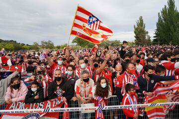 Los jugadores del Atlético de Madrid salen al exterior de Zorrilla para celebrar el título de Liga con los seguidores que se habían desplazado 