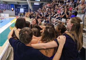 Mati Ortiz, abrazada por sus compañeras del CN Sabadell, tras el primer partido de la final.