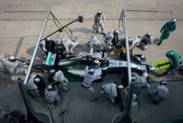 Piloto de Mercedes Lewis Hamilton de Gran Bretaña entra en box durante el Gran Premio de Malasia en el circuito de Sepang.