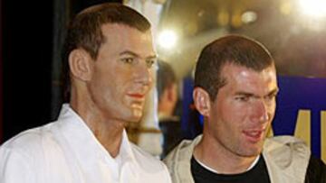 <B>ZIDANE DE CERA</B> Así de satisfecho se ha mostrado el internacional francés Zinedine Zidane con su estauta de cera. El jugador del Real Madrid se une a otros deportistas que ya estaban en el museo como Miguel Induráin, Raúl o Arantxa Sanchez-Vicario.