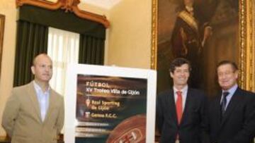 <b>PUESTA DE LARGO. </b>Manuel Vega-Arango y Pedro Barbillo presentaron ayer el Trofeo gijonés.