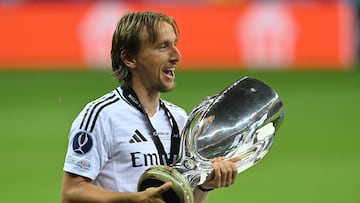 Warsaw (Poland), 14/08/2024.- Real Madrid's player Luka Modric celebrates with the trophy after winning the UEFA Super Cup soccer match between Real Madrid and Atalanta BC, in Warsaw, Poland, 14 August 2024. (Polonia, Varsovia) EFE/EPA/Piotr Nowak POLAND OUT