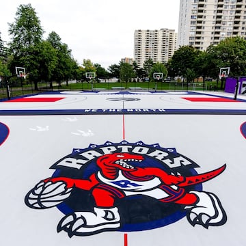 La franquicia de la NBA con sede en en Toronto, Ontario, está realizando diversos homenajes a una de sus leyendas, Vince Carter. Estuvo defendiendo la camiseta de los Raptors durante siete temporadas donde se forjó su leyenda de especialista del mate, con participaciones tan sobresalientes como la del Concurso de mates de 2000 en Oakland. El nacido en Daytona Beach verá cómo su icónico número 15 es retirado en el Scotiabank Arena, convirtiéndose en el primer jugador en los 30 años de historia de los Raptors en recibir tal distinción. Además de este honor la franquicia le realizará diversos homenajes como esta espectacular pista en Dixon Park.