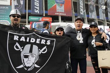 MEX30. CIUDAD DE MÉXICO (MÉXICO), 19/11/2017.- Aficionados mexicanos apoyan a los Raiders hoy, domingo 19 de noviembre de 2017, a las afueras del estadio Azteca, en Ciudad de México (México), antes del juego de temporada regular de la semana 11 de la NFL, entre los Raiders de Oakland y Patriotas de Nueva Inglaterra. EFE/Jorge Núñez