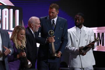 Nowitzki y Popovich charlan amistosamente junto a Dwyane Wade en el escenario del Symphony Hall donde tiene lugar cada año la ceremonia de introducción de nuevos al Hall of Fame del baloncesto.