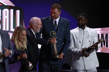 Nowitzki y Popovich charlan amistosamente junto a Dwyane Wade en el escenario del Symphony Hall donde tiene lugar cada año la ceremonia de introducción de nuevos miembros al Hall of Fame del baloncesto.