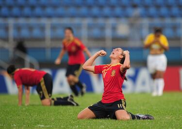 Alexia fue fija en las categorías inferiores y en su primer Mundial fue fundamental para conquistar el bronce mundialista en Trinidad y Tobago. Era la primera medalla en el Mundial para el fútbol femenino español. Además, con la Selección, la de Mollet del Vallés seguía sumando títulos. Al campeonato de Europa Sub-17 de 2010 se sumó en 2011 otro entorchado continental. Ya en 2012 se tuvo que conformar con la plata en el Campeonato de Europa Sub-19.