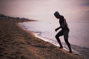 Un atleta saliendo del agua tras entrenar para practicar la prueba del ironman en Barcelona