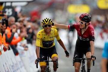 Geraint Thomas, campeón el año pasado, felicita a Egan Bernal, flamante campeón, compañeros del equipo INEOS 