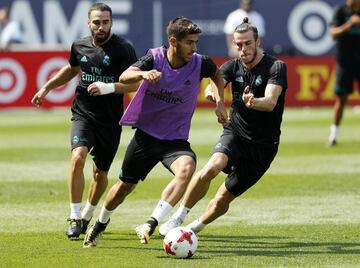 Marco Asensio entre Carvajal y Gareth Bale.