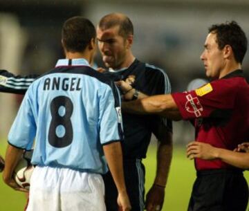 Zidane, actual entrenador del Real Madrid, en un encuentro ante el Celta de Vigo en 2003.