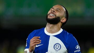 Atletico Madrid's Dutch forward #09 Memphis Depay reacts during the Spanish League football match between Villarreal CF and Club Atletico de Madrid at La Ceramica stadium in Vila-real, on April 1, 2024. (Photo by JOSE JORDAN / AFP)