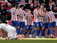 MADRID (ESPAÑA), 13/12/2025.- El delantero francés del Atlético de Madrid Antoine Griezmann (2d) celebra tras marcar el 2-1 durante el partido de LaLiga entre el Atlético de Madrid y el Valencia disputado este domingo en el estadio Metropolitano en Madrid. EFE/ Sergio Pérez