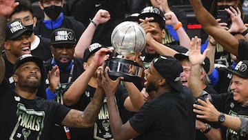 Atlanta (United States), 04/07/2021.- Milwaukee Bucks forward Khris Middleton (C-R) lifts the trophy as he and team mates celebrate winning the title after game six of the NBA Eastern Conference Finals playoff series between the Milwaukee Bucks and the Atlanta Hawks at State Farm Arena in Atlanta, Georgia, USA, 03 July 2021. (Baloncesto, Estados Unidos) EFE/EPA/JOHN AMIS SHUTTERSTOCK OUT