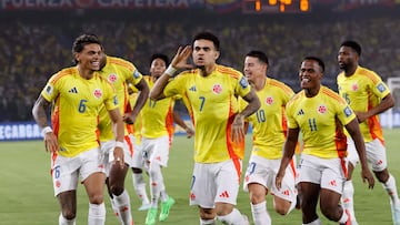 . BARRANQUILLA (COLOMBIA), 25/03/2025.- Luis Díaz (c) de Colombia celebra un gol ante Paraguay este martes en un partido de las eliminatorias sudamericanas para el Mundial de 2026 entre las selecciones de Colombia y Paraguay en el estadio Metropolitano Roberto Melendez en Barranquilla (Colombia). EFE/Mauricio Dueñas Castañeda