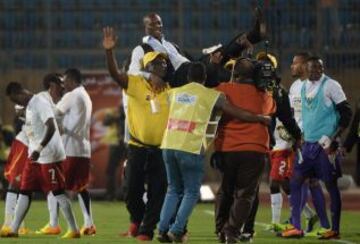 Egipto-Ghana. El entrenador de Ghana, James Kwesi Appiah celebra la clasificación con el resto del equipo.