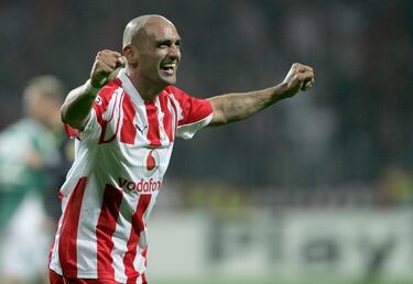 El valenciano fichó por el equipo griego en 2009 donde estuvo dos temporadas. Vistió la camiseta en 85 ocasiones y consiguió 3 Campeonatos de liga giega y 1 Copa.