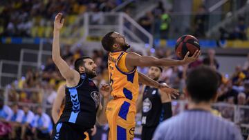Clevin Hannah anota ante el Cafés Candelas Breogán.