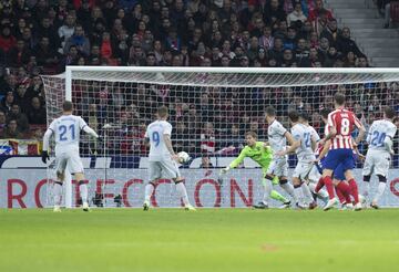 El jugador del Atlético de Madrid, Felipe, marca el 2-1 al Levante. 