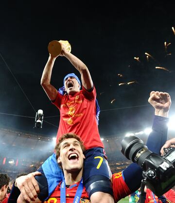 Champions League (Barcelona 2011) y Campeón del Mundo con España en 2010.