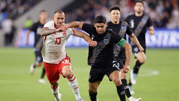 LOS ANGELES, CALIFORNIA - JANUARY 17: Tiago Coimbra #13 of Canada and Jos� Pinto #4 of Guatemala run for the ball in the second half of a at BMO Stadium on January 17, 2026 in Los Angeles, California. Ronald Martinez/Getty Images/AFP (Photo by RONALD MARTINEZ / GETTY IMAGES NORTH AMERICA / Getty Images via AFP)