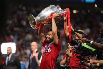 Mohamed Salah levanta la copa de la Liga de Campeones en el Wanda Metropolitano.