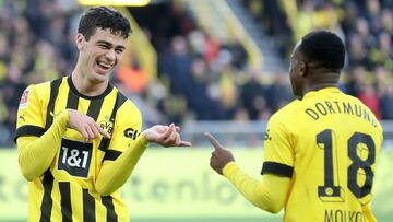 Dortmund (Germany), 05/11/2022.- Dortmund's Giovanni Reyna (L) celebrates scoring the 2-0 lead with Dortmund's Youssoufa Moukoko during the German Bundesliga soccer match between Borussia Dortmund and VfL Bochum in Dortmund, Germany, 05 November 2022. (Alemania, Rusia) EFE/EPA/FRIEDEMANN VOGEL CONDITIONS - ATTENTION: The DFL regulations prohibit any use of photographs as image sequences and/or quasi-video.
