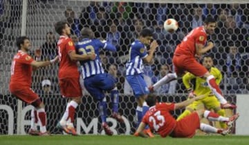 Diego Reyes  intenta cabecear el balón junto a su compañero de equipo el defensa francés Eliaquim Mangala y el centrocampista del Sevilla Vicente Iborra de la Fuente durante el partido de Europa League de cuartos de final entre el Oporto y el Sevilla.