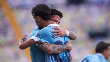 Brais M&eacute;ndez y Santi Mina se abrazan tras un gol del Celta contra el Villarreal en el Estadio de la Cer&aacute;mica.