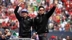 Fernando Alonso y Esteban Ocon, durante el desfile de pilotos del reciente Gran Premio de México.