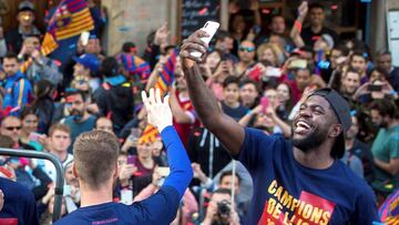 GRAF6130. BARCELONA, 30/04/2018.- El defensa francés Samuel Umtiti (d) en el autobús con los jugadores del Barcelona durante la rúa de celebración de su vigésimo quinto título de liga conseguido ayer tras su victo