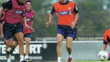 <b>SORPRESA</B>. Javi Fuego, a la derecha, recibió con satisfacción y sorpresa su convocatoria para la Selección española Sub-21.