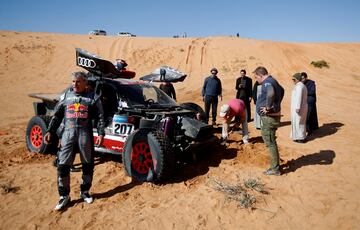 Carlos Sainz, tras el accidente en la sexta etapa del Dakar 2023. 