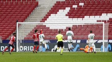 ¡Marca el Atleti! ¡Esa bala lleva la marca de Suárez, que vuelve a marcar tras tres duelos sin oler la red! Servicio lateral de Trippier que toca, desvía lo justo el uruguayo.