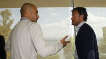 Luis Enrique charla con Pep Guardiola.